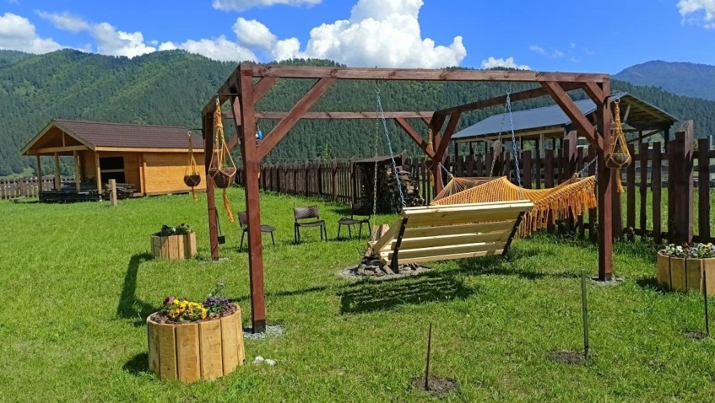 Качели и гамак на территории